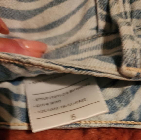 Shorts and crop ro jacket - Picture 3 of 3